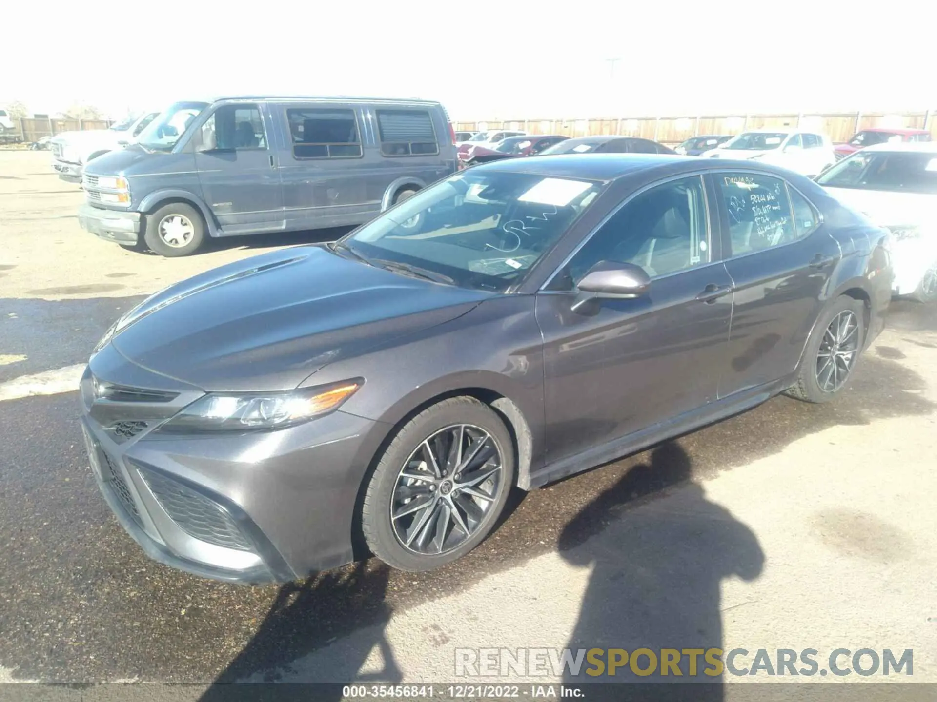 2 fotografías del automóvil dañado 4T1G11AK7MU585526 TOYOTA CAMRY 2021
