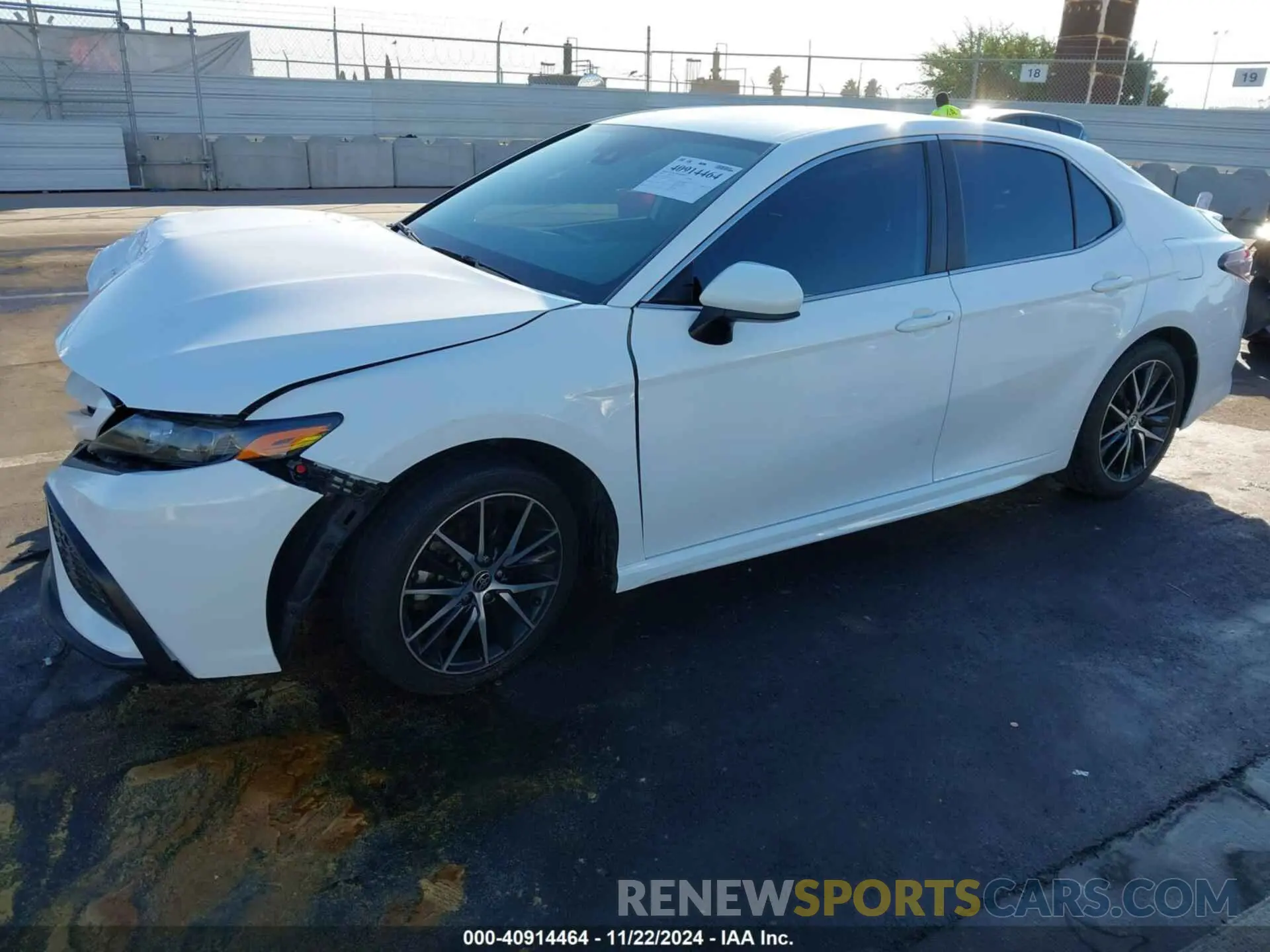 2 fotografías del automóvil dañado 4T1G11AK7MU594243 TOYOTA CAMRY 2021