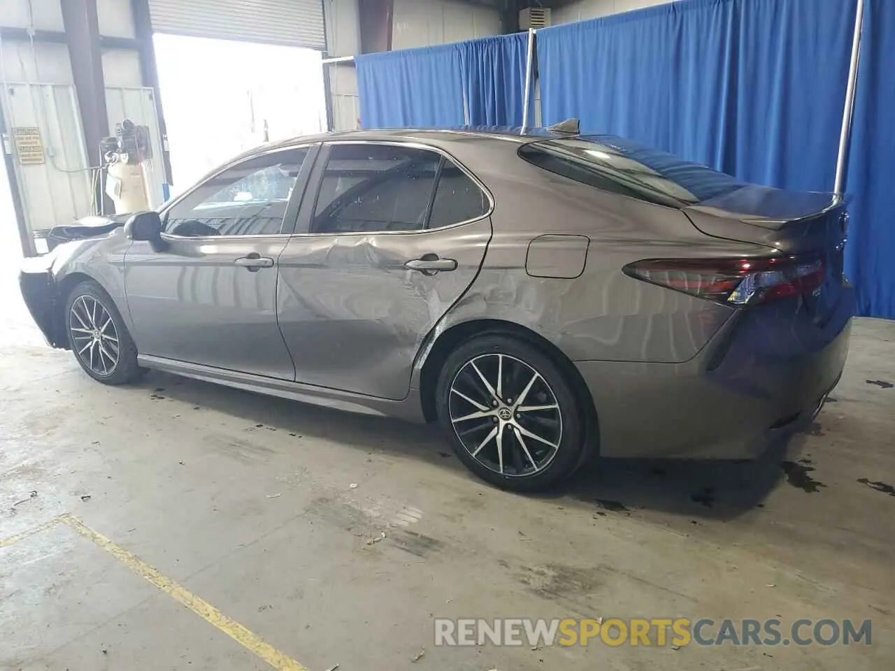 2 fotografías del automóvil dañado 4T1G11AK7MU600946 TOYOTA CAMRY 2021