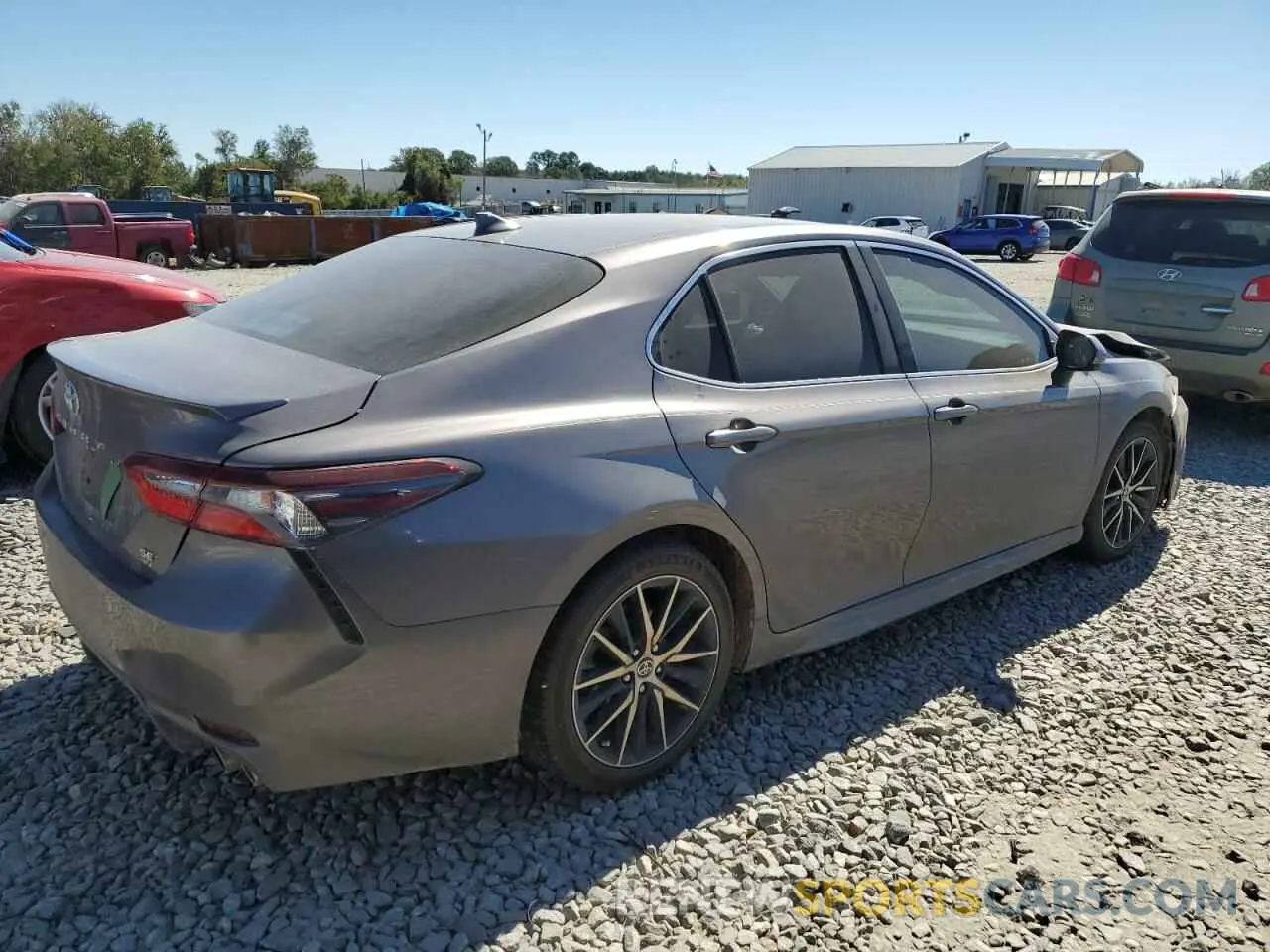 3 fotografías del automóvil dañado 4T1G11AK7MU608139 TOYOTA CAMRY 2021