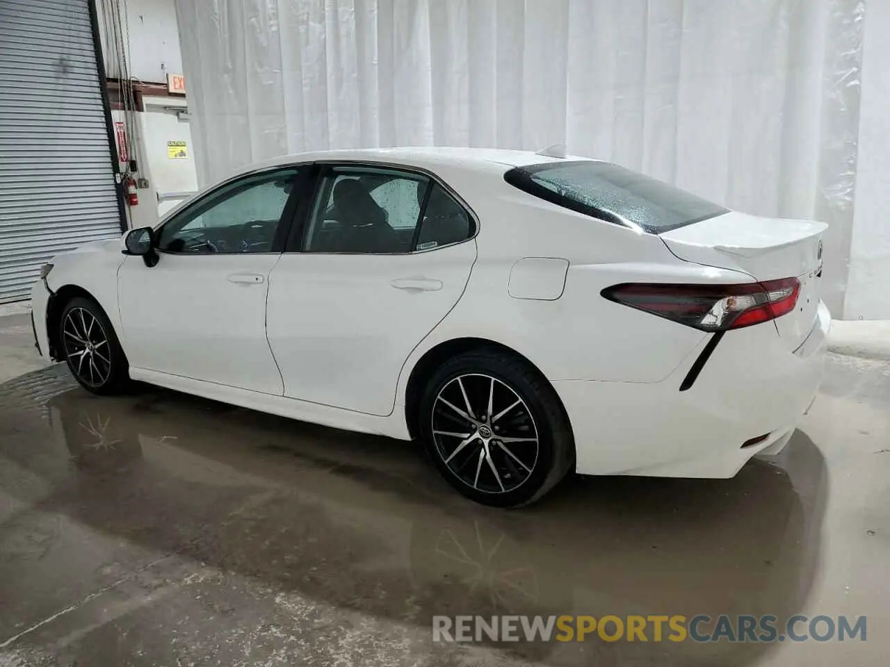 2 fotografías del automóvil dañado 4T1G11AK8MU454251 TOYOTA CAMRY 2021