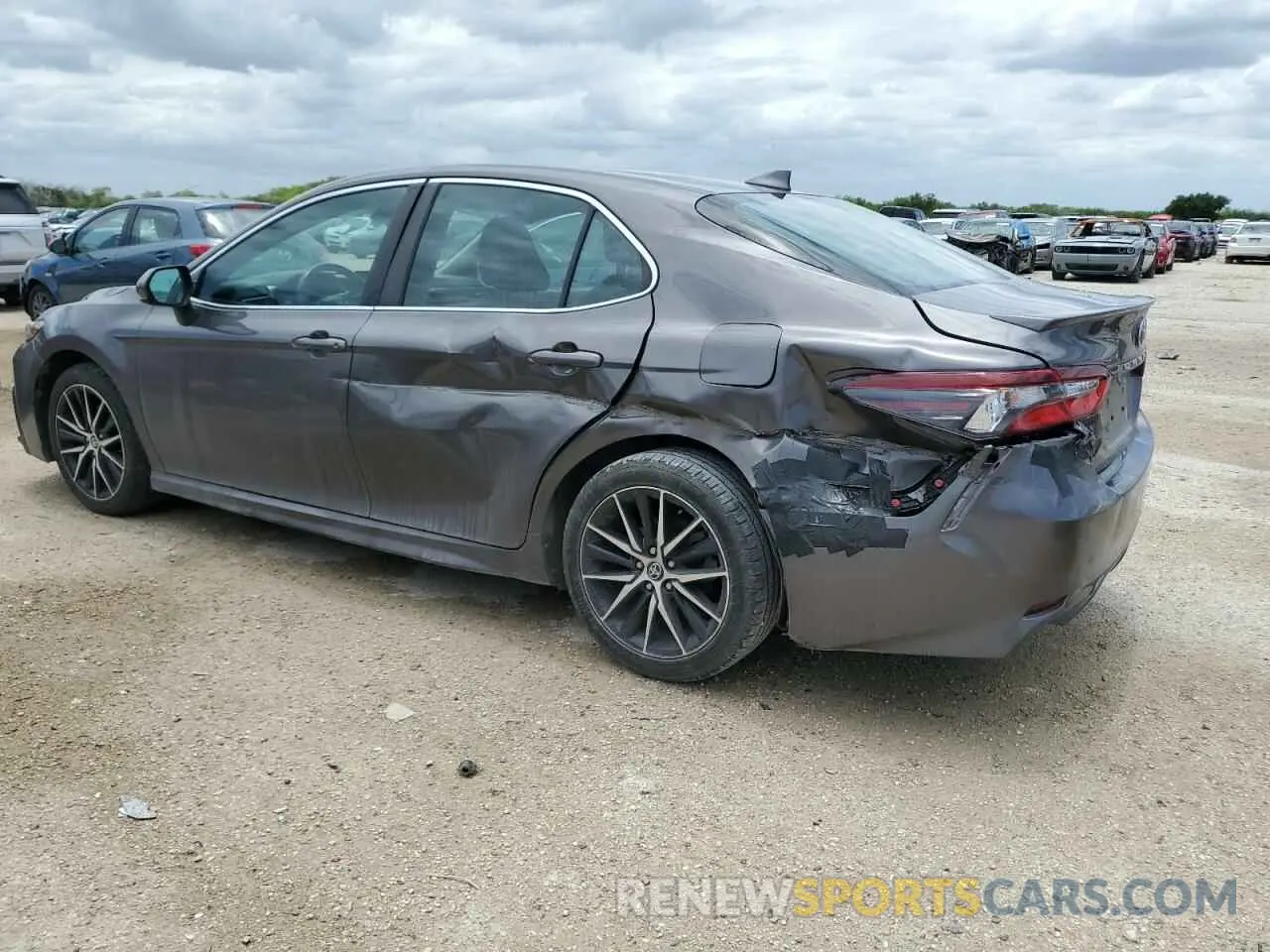 2 fotografías del automóvil dañado 4T1G11AK8MU574356 TOYOTA CAMRY 2021