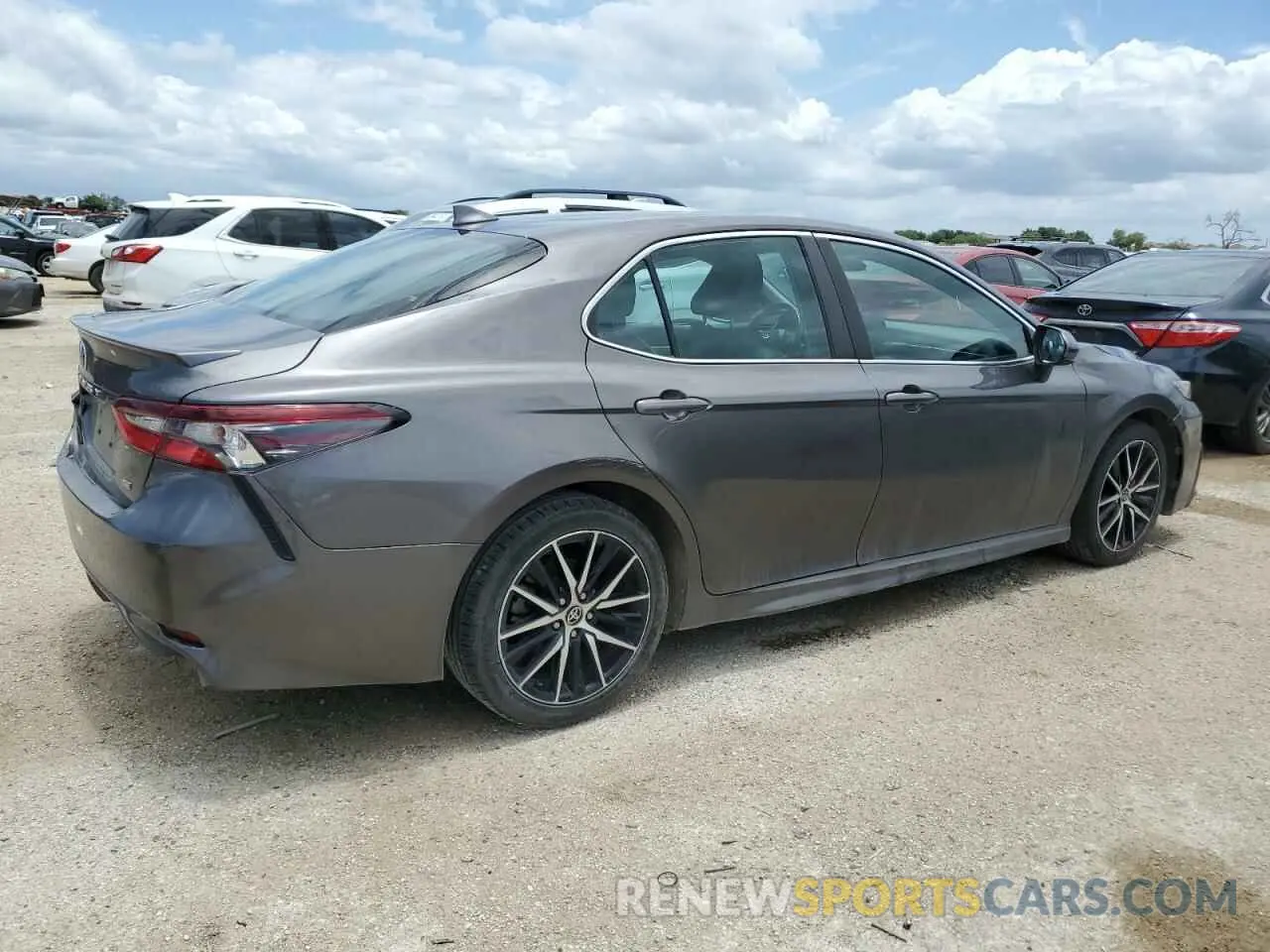 3 fotografías del automóvil dañado 4T1G11AK8MU574356 TOYOTA CAMRY 2021