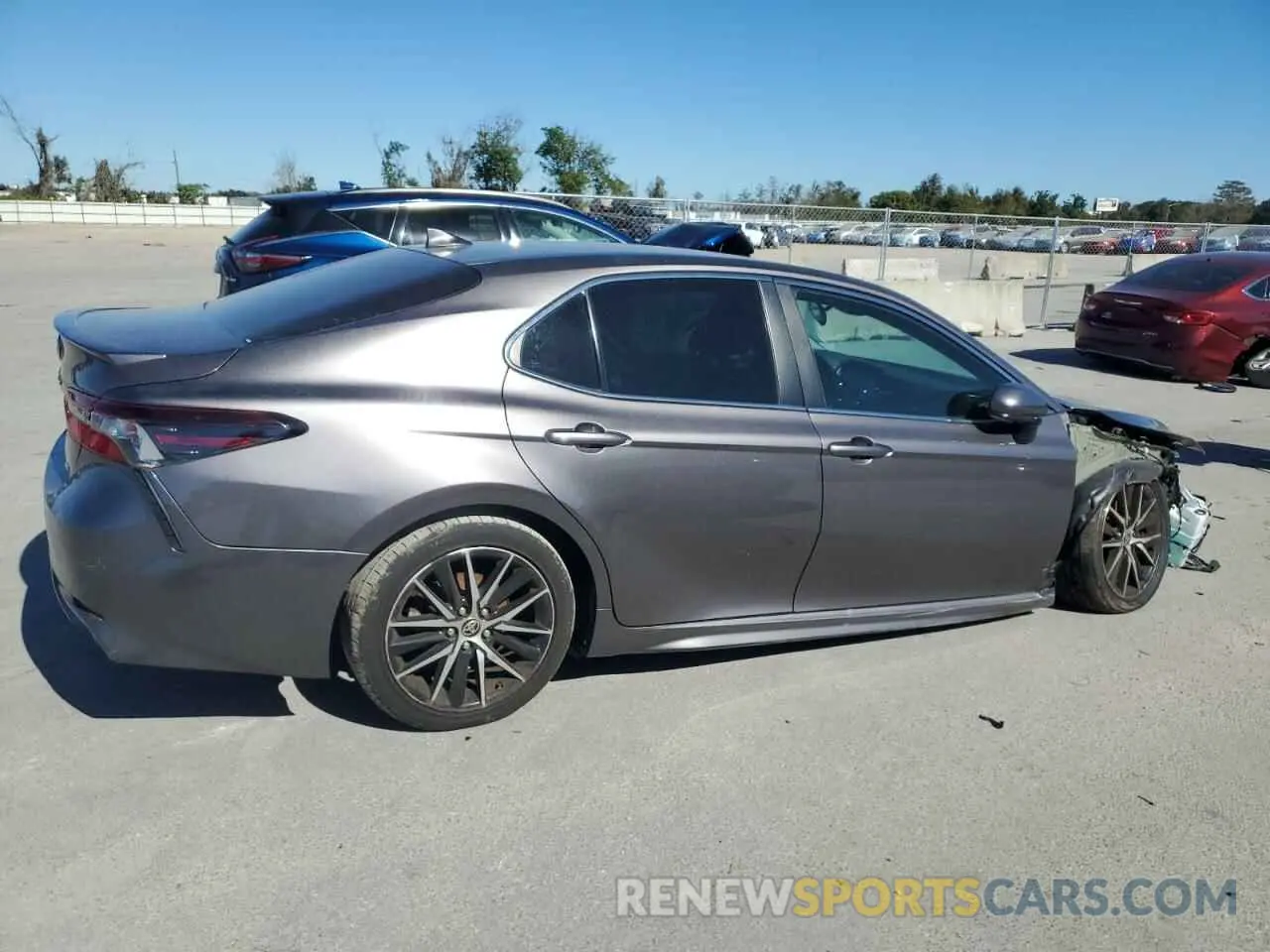 3 fotografías del automóvil dañado 4T1G11AK8MU582215 TOYOTA CAMRY 2021