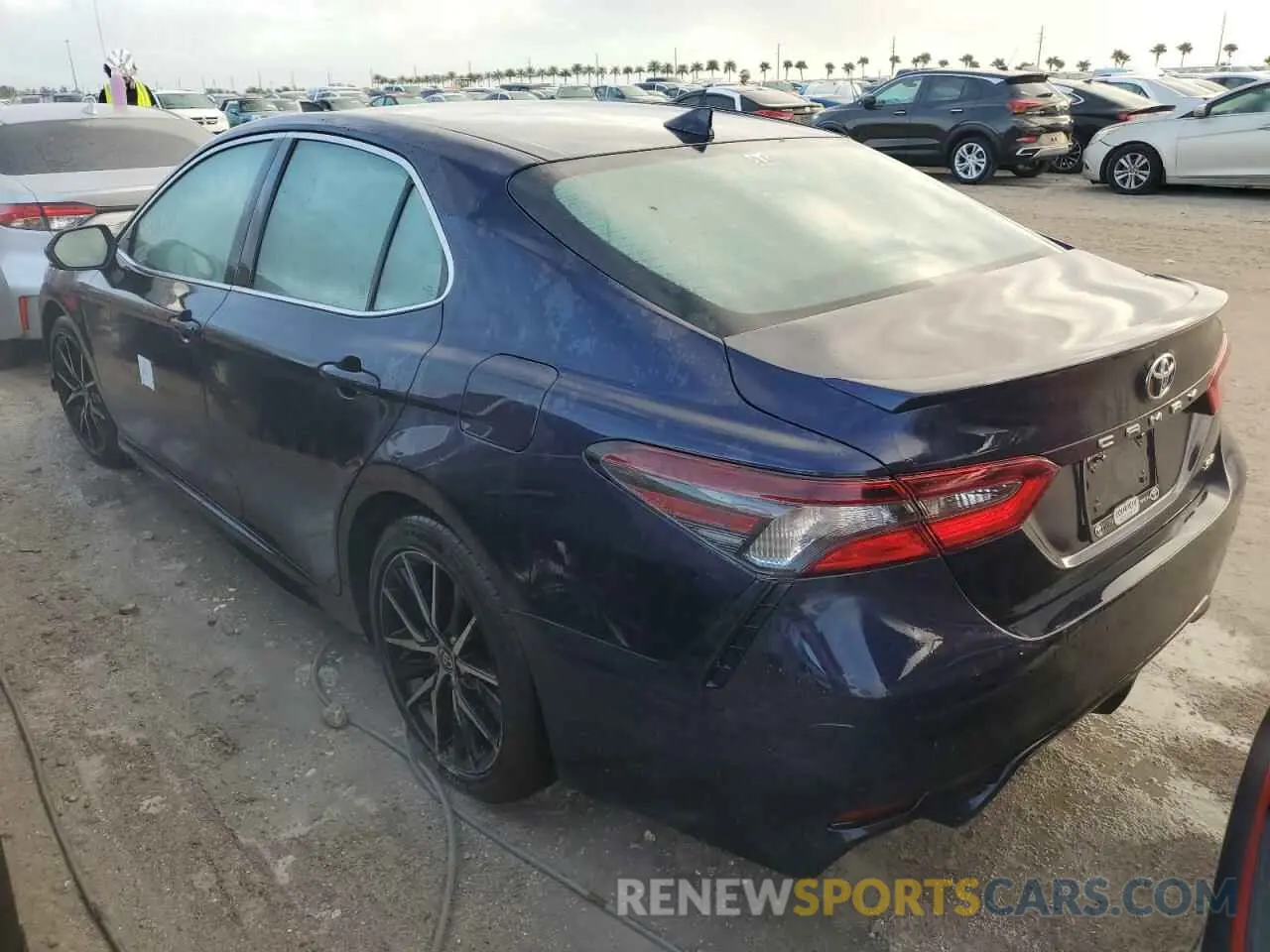 2 fotografías del automóvil dañado 4T1G11AK9MU453299 TOYOTA CAMRY 2021