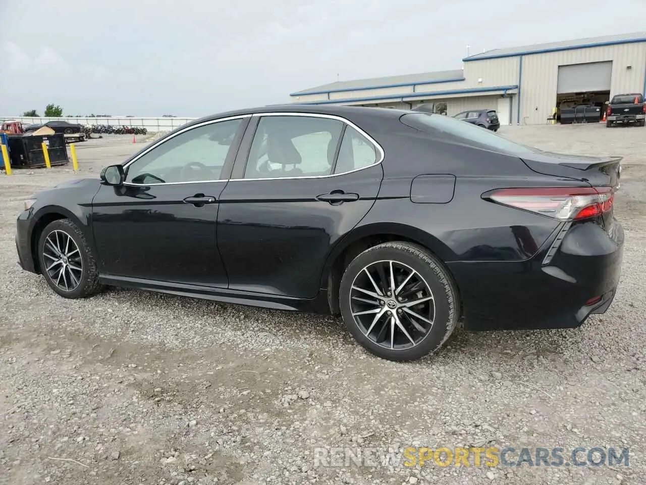 2 fotografías del automóvil dañado 4T1G11AK9MU481541 TOYOTA CAMRY 2021