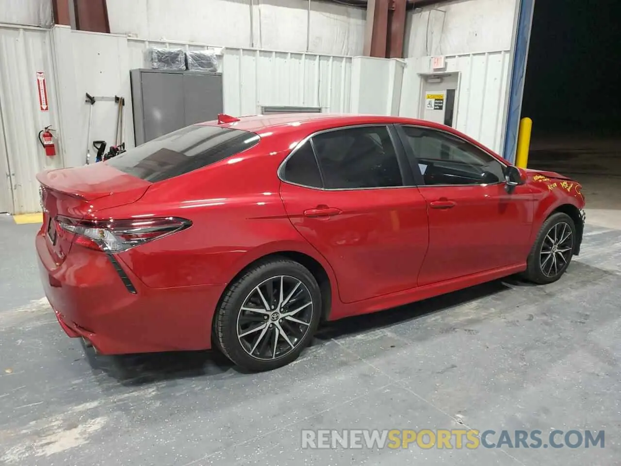 3 fotografías del automóvil dañado 4T1G11AK9MU494239 TOYOTA CAMRY 2021