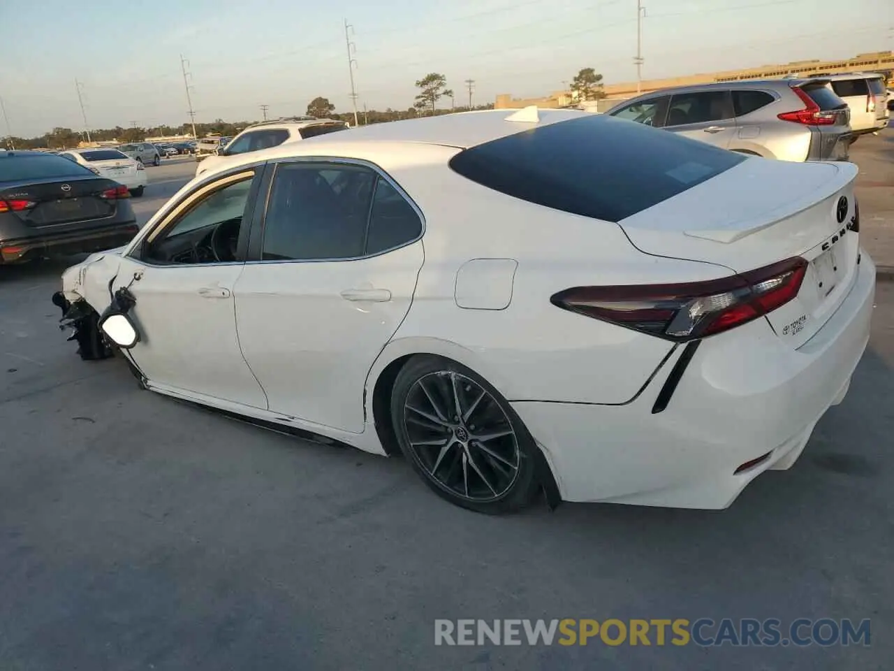 2 fotografías del automóvil dañado 4T1G11AK9MU495908 TOYOTA CAMRY 2021