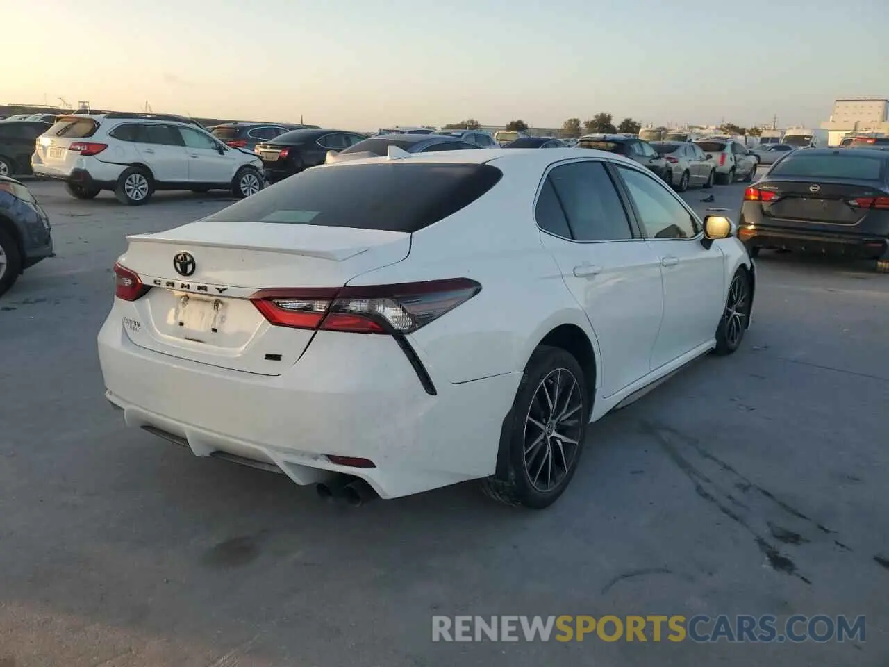 3 fotografías del automóvil dañado 4T1G11AK9MU495908 TOYOTA CAMRY 2021
