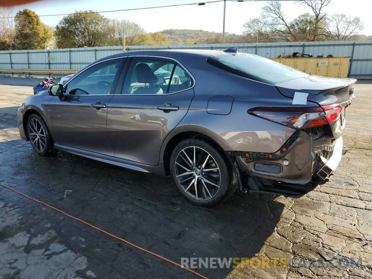 2 fotografías del automóvil dañado 4T1G11AK9MU610197 TOYOTA CAMRY 2021