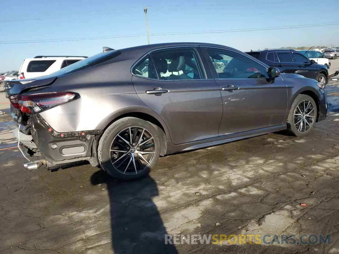 3 fotografías del automóvil dañado 4T1G11AK9MU610197 TOYOTA CAMRY 2021