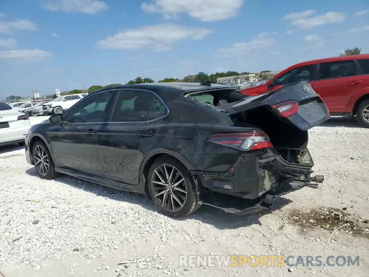 2 fotografías del automóvil dañado 4T1G11AK9MU617067 TOYOTA CAMRY 2021