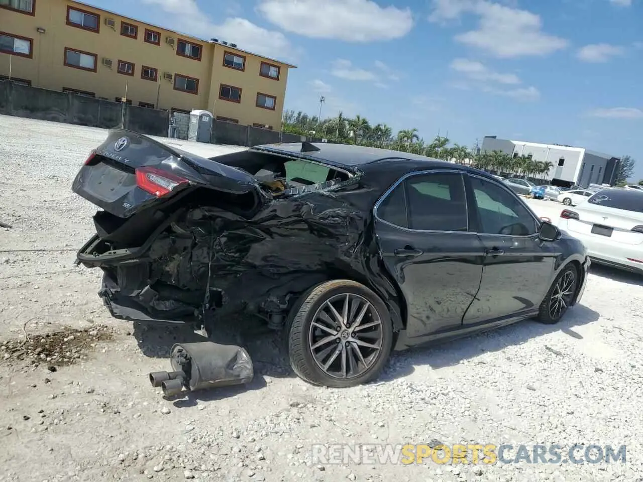 3 fotografías del automóvil dañado 4T1G11AK9MU617067 TOYOTA CAMRY 2021