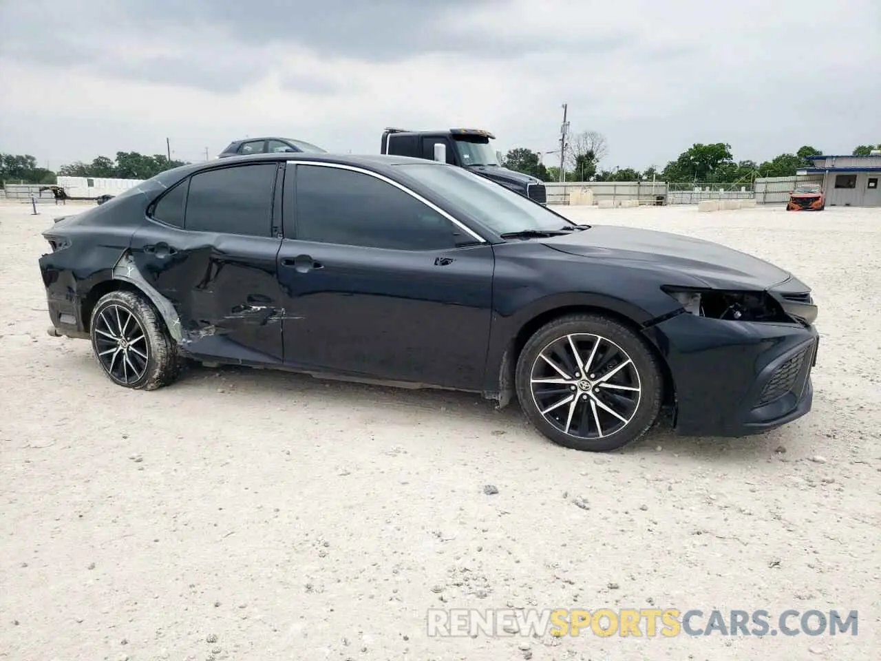 4 fotografías del automóvil dañado 4T1G11AKXMU425981 TOYOTA CAMRY 2021