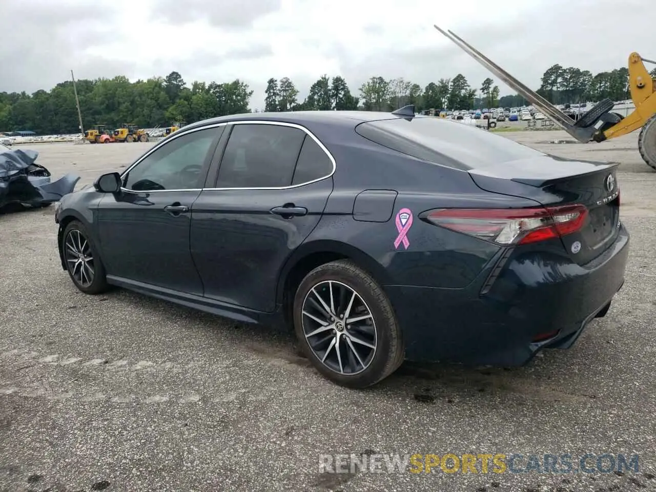 2 fotografías del automóvil dañado 4T1G11AKXMU434731 TOYOTA CAMRY 2021
