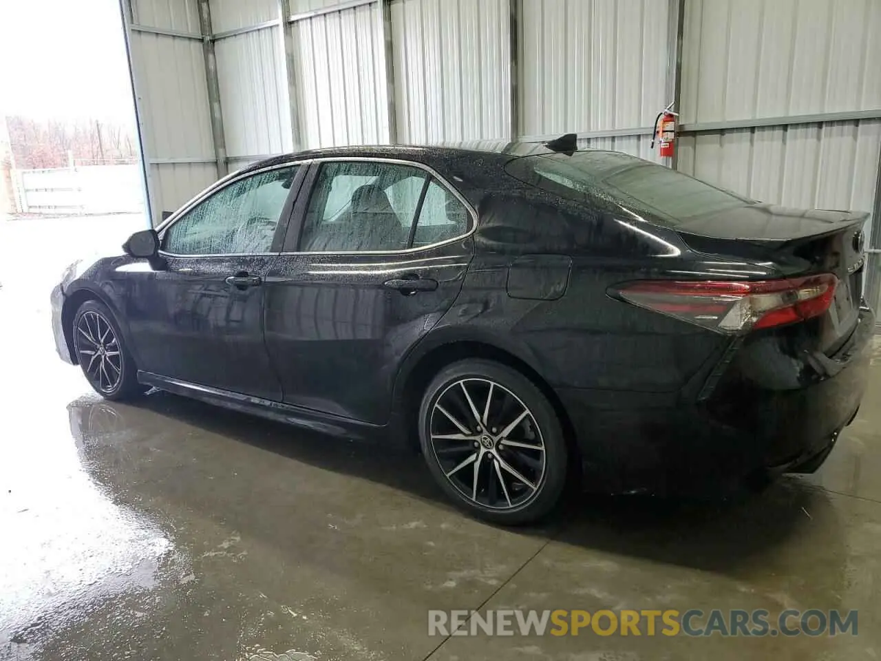 2 fotografías del automóvil dañado 4T1G11AKXMU443106 TOYOTA CAMRY 2021