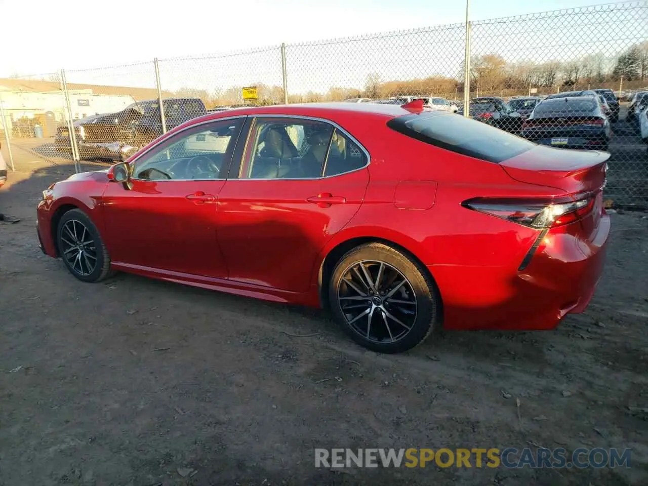 2 fotografías del automóvil dañado 4T1G11AKXMU443459 TOYOTA CAMRY 2021