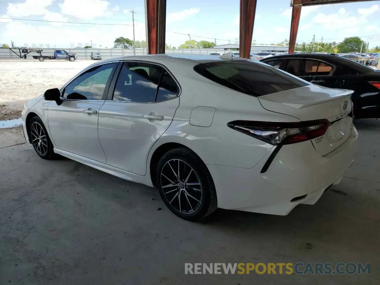 2 fotografías del automóvil dañado 4T1G11AKXMU559759 TOYOTA CAMRY 2021