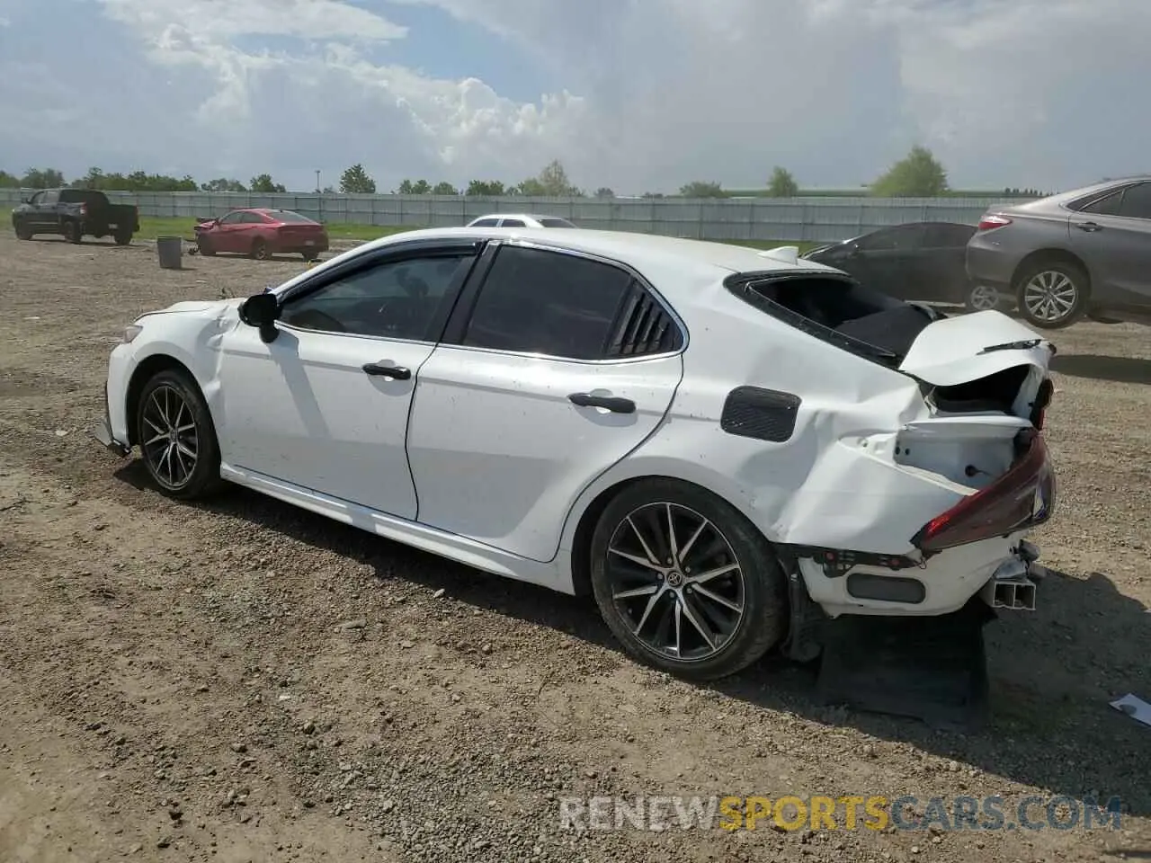 2 fotografías del automóvil dañado 4T1G11AKXMU583611 TOYOTA CAMRY 2021