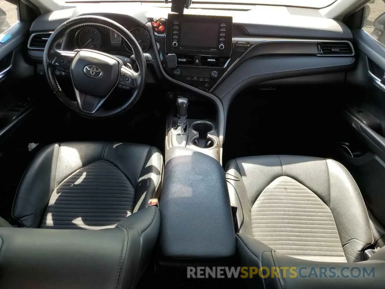 8 fotografías del automóvil dañado 4T1G11AKXMU583611 TOYOTA CAMRY 2021