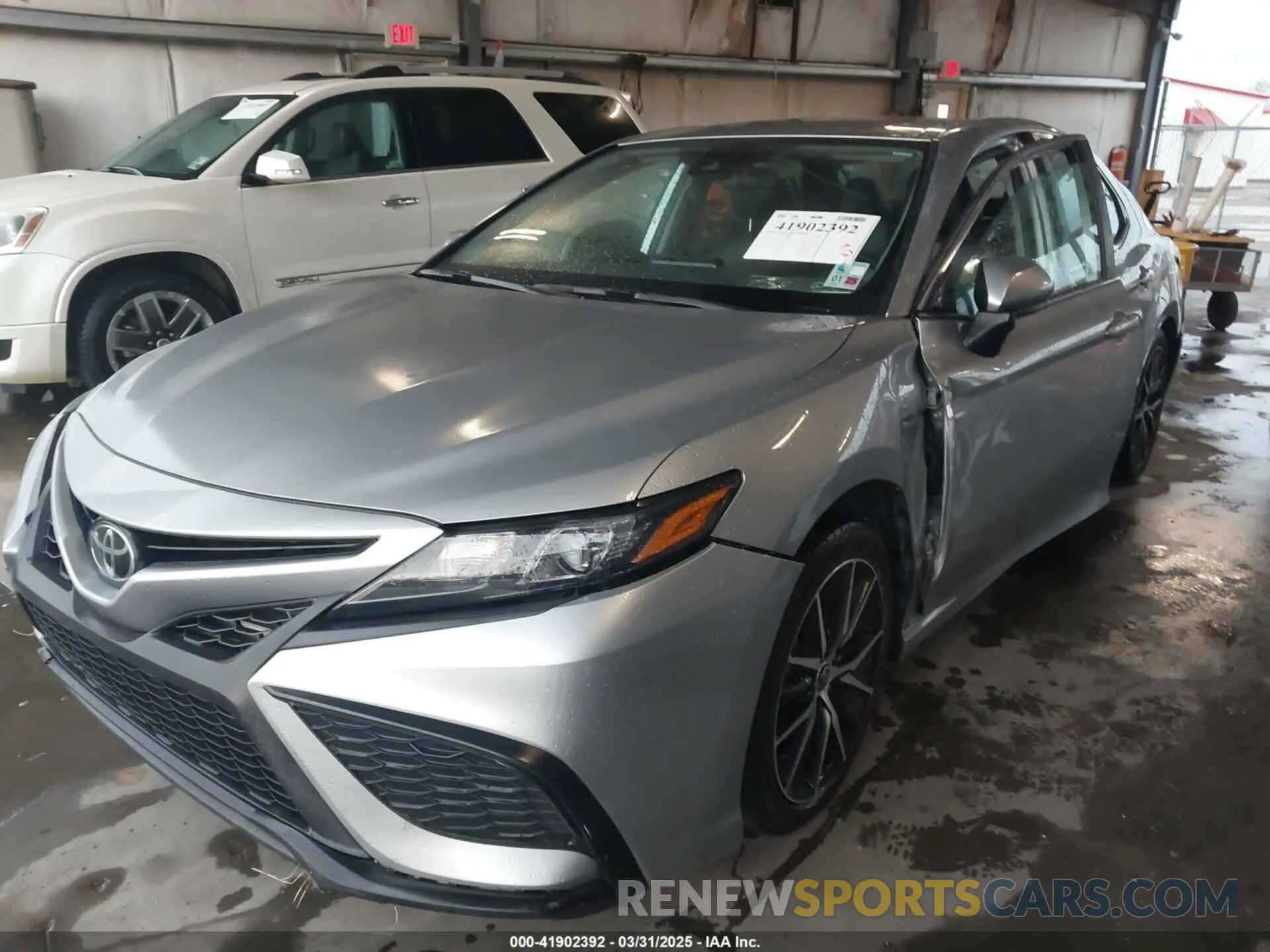 2 fotografías del automóvil dañado 4T1G11AKXMU599663 TOYOTA CAMRY 2021