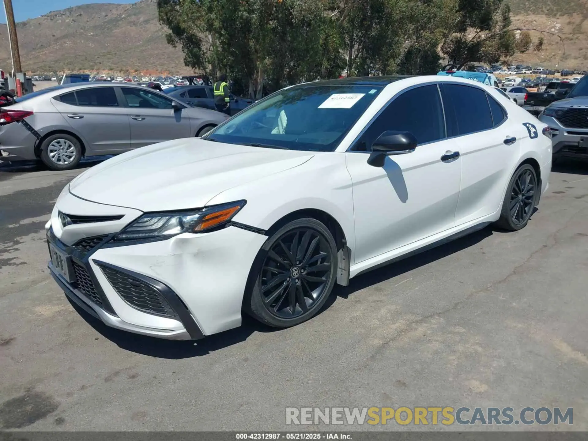 2 fotografías del automóvil dañado 4T1KZ1AK7MU056256 TOYOTA CAMRY 2021