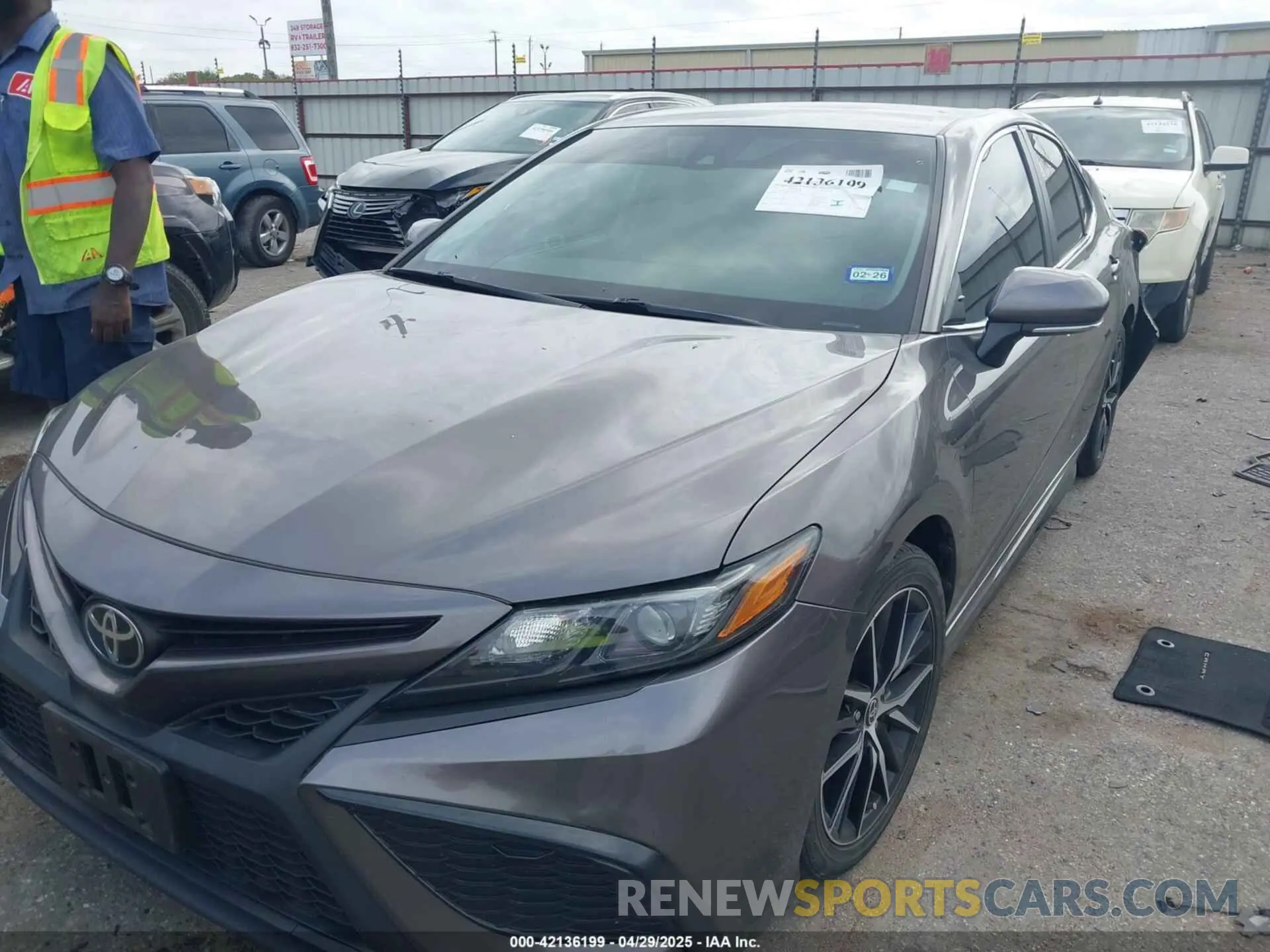 2 fotografías del automóvil dañado 4T1T11AK1MU521870 TOYOTA CAMRY 2021