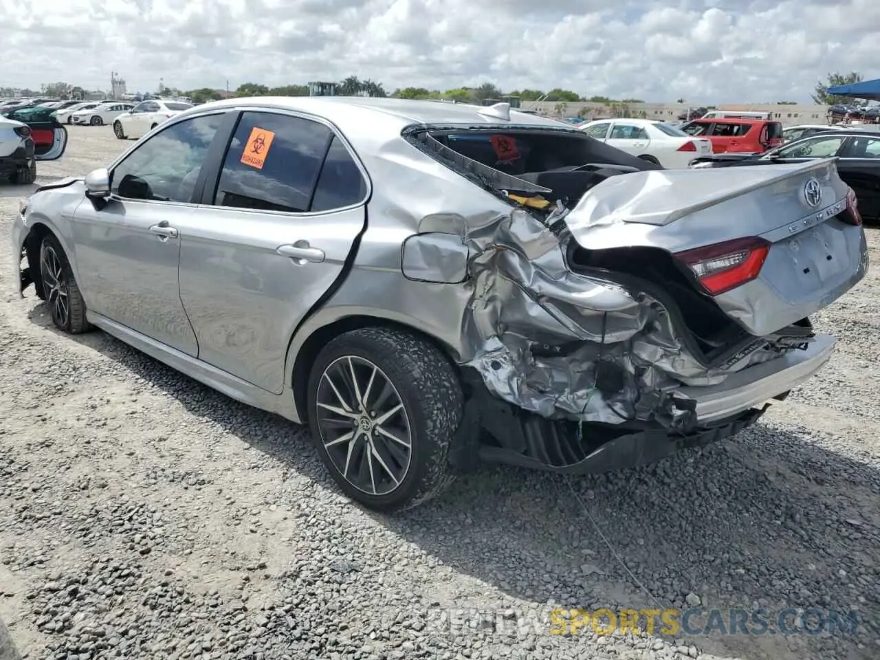 2 fotografías del automóvil dañado 4T1T11AK1MU562662 TOYOTA CAMRY 2021