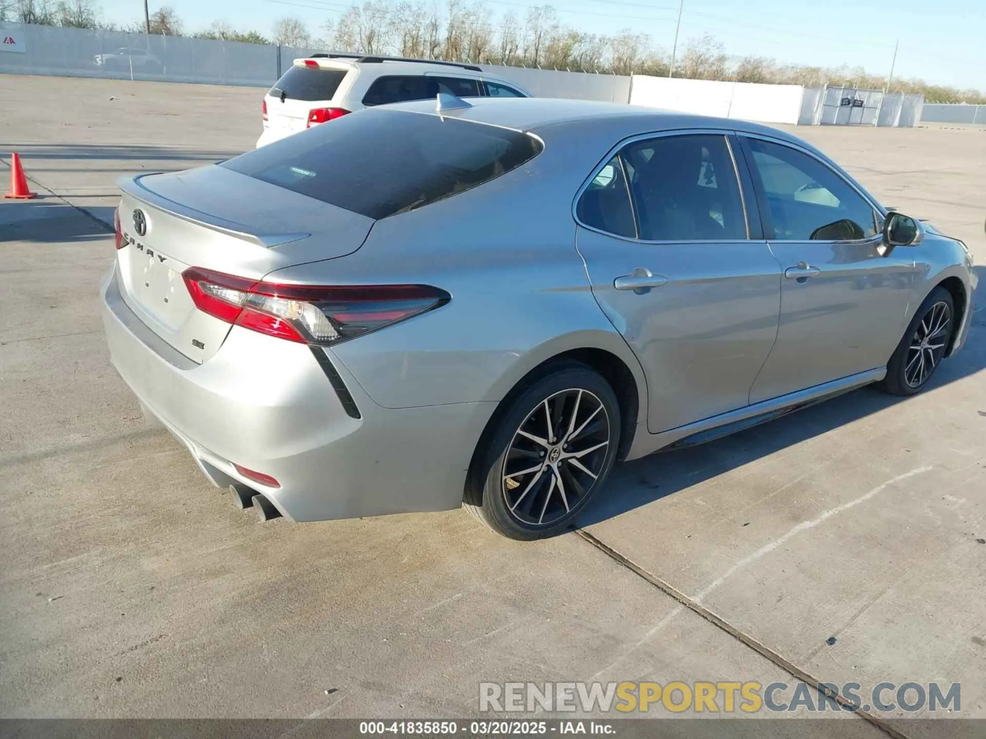 4 fotografías del automóvil dañado 4T1T11AK3MU431765 TOYOTA CAMRY 2021
