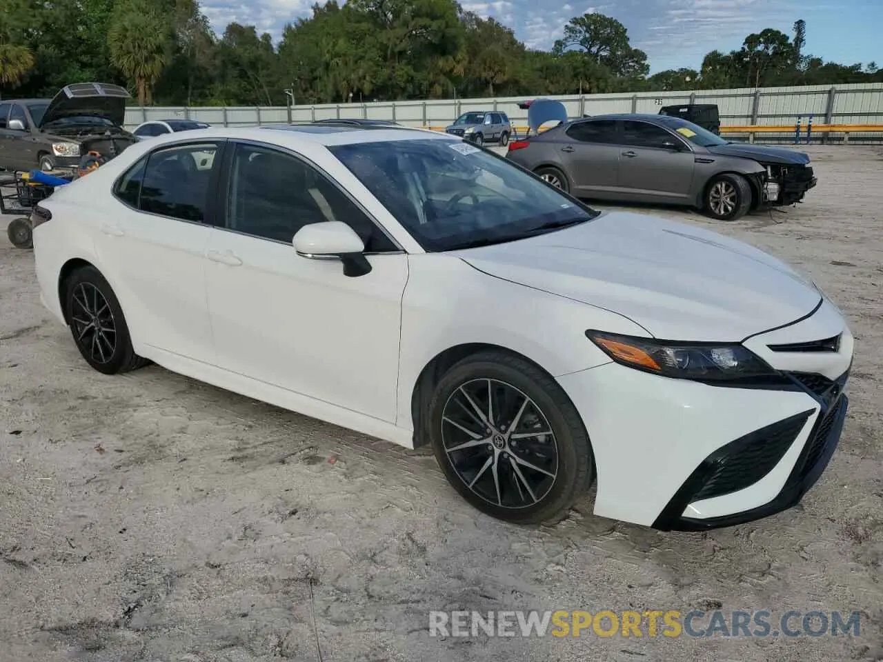 4 fotografías del automóvil dañado 4T1T11AK3MU565269 TOYOTA CAMRY 2021