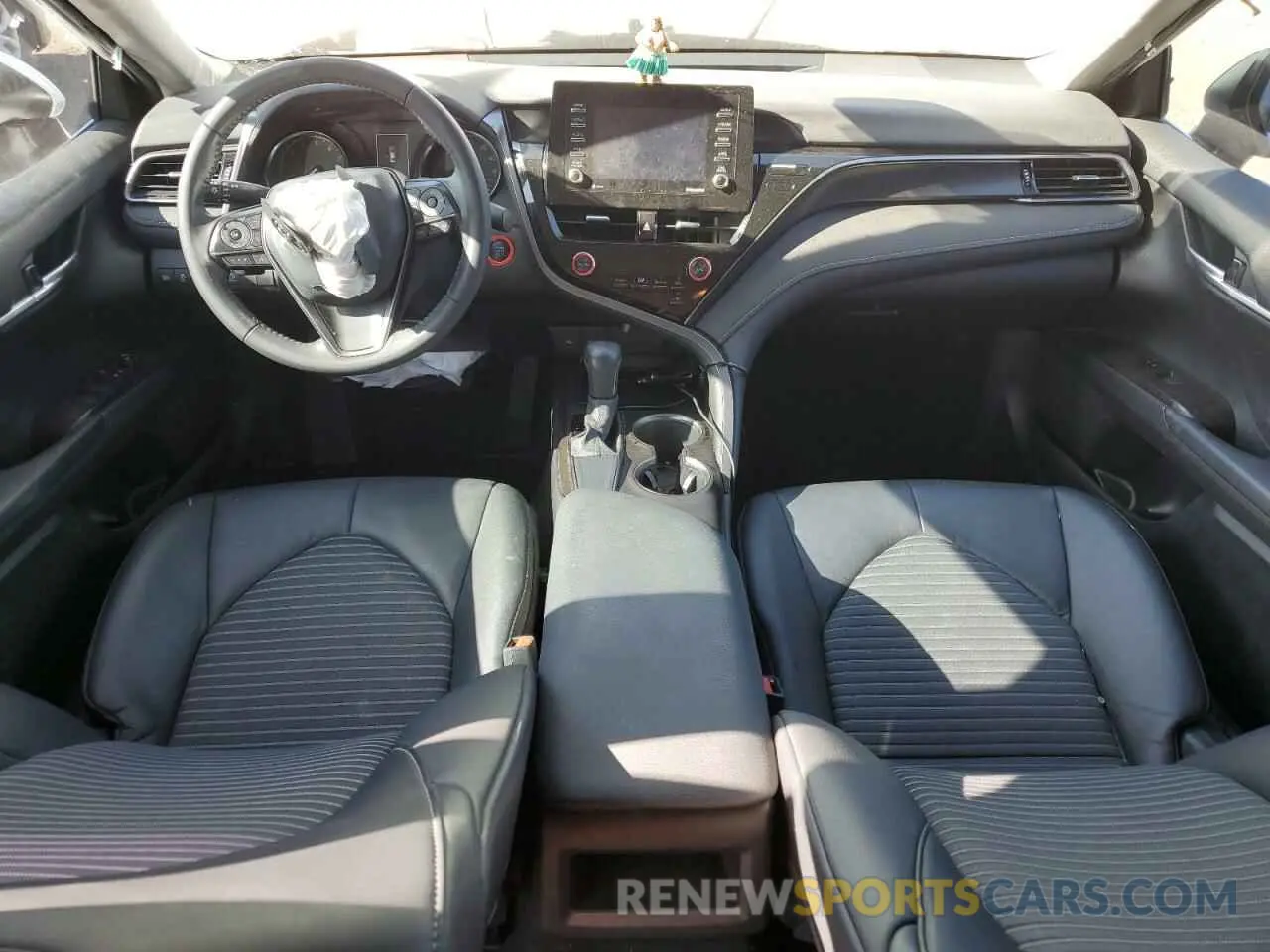 8 fotografías del automóvil dañado 4T1T11AK4MU570626 TOYOTA CAMRY 2021