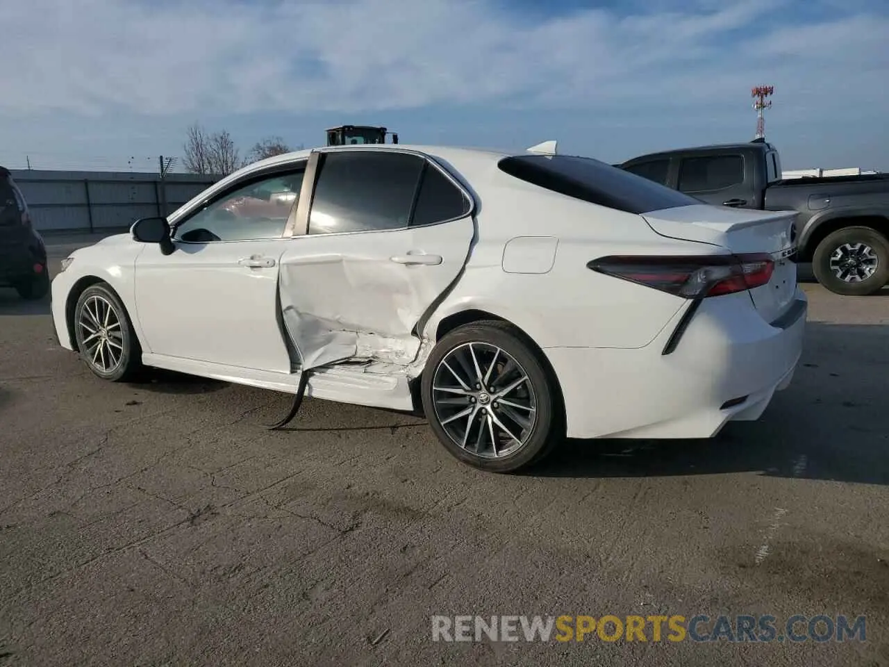2 fotografías del automóvil dañado 4T1T11AK5MU432626 TOYOTA CAMRY 2021