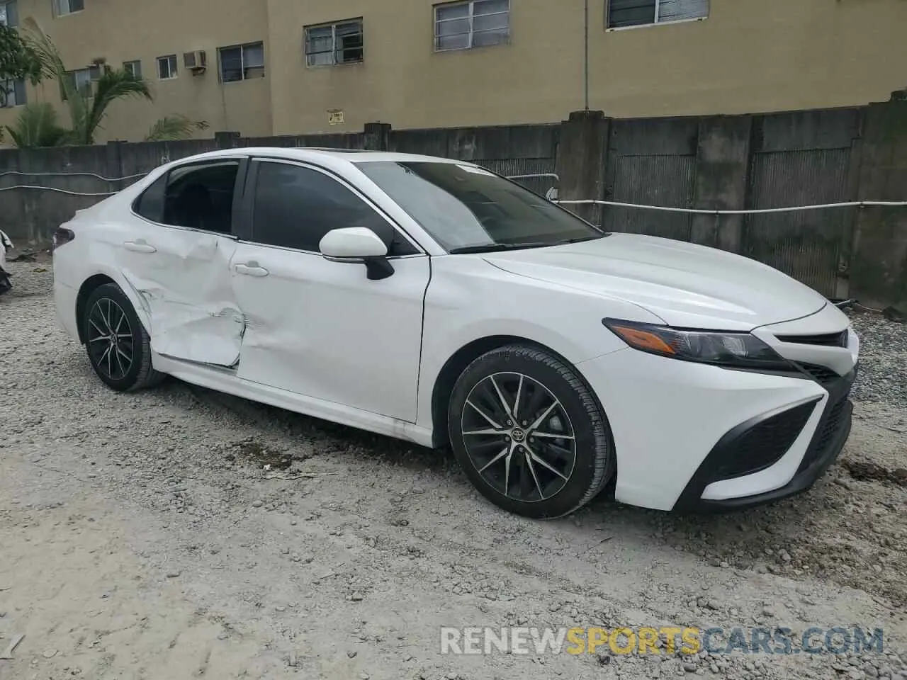 4 fotografías del automóvil dañado 4T1T11AK8MU513331 TOYOTA CAMRY 2021