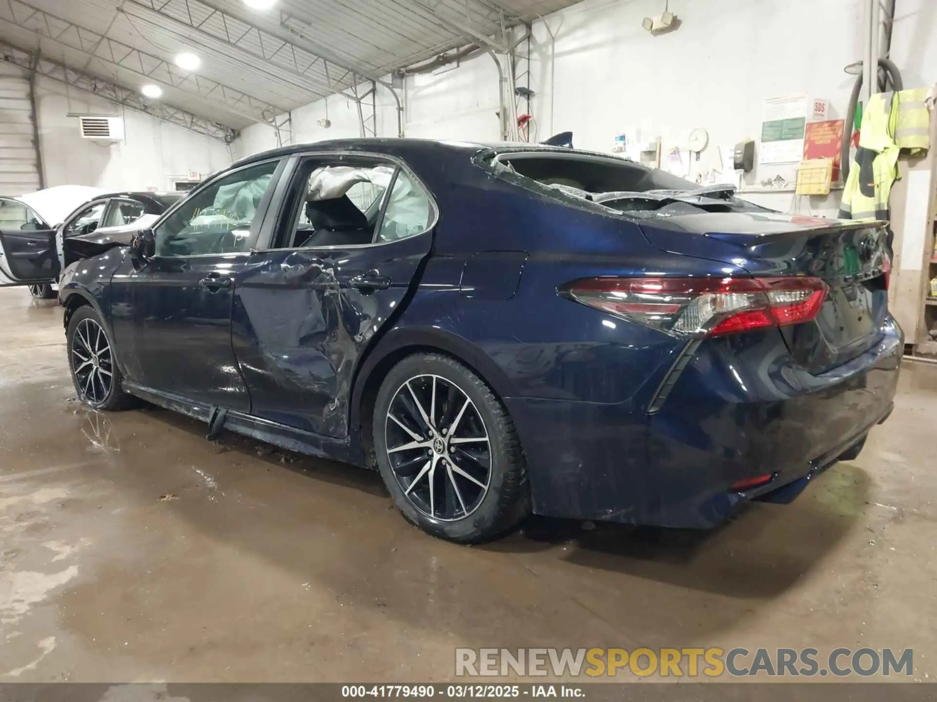 3 fotografías del automóvil dañado 4T1T11BK8MU041159 TOYOTA CAMRY 2021