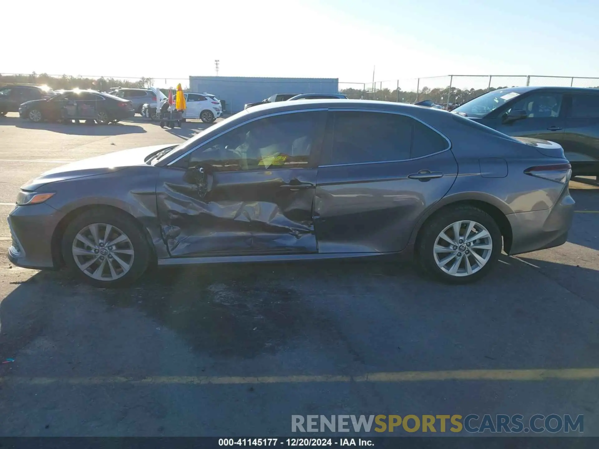 14 fotografías del automóvil dañado 4T1C11AK0NU628572 TOYOTA CAMRY 2022