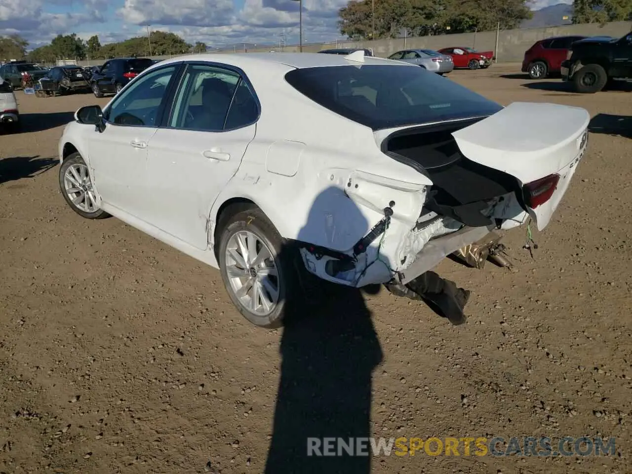 2 fotografías del automóvil dañado 4T1C11AK0NU673625 TOYOTA CAMRY 2022