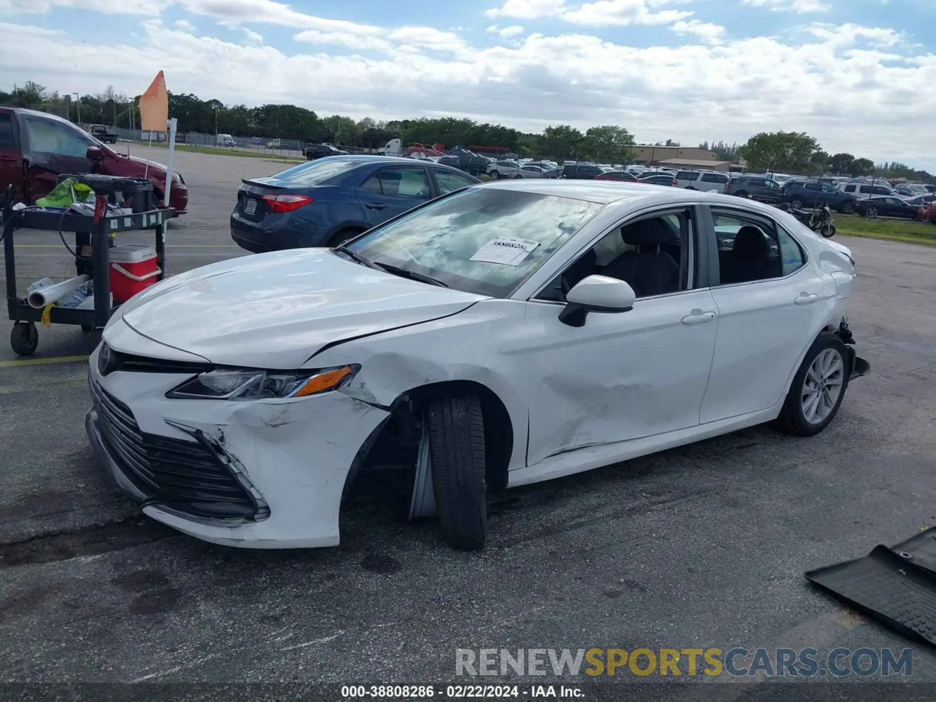 2 fotografías del automóvil dañado 4T1C11AK1NU642738 TOYOTA CAMRY 2022