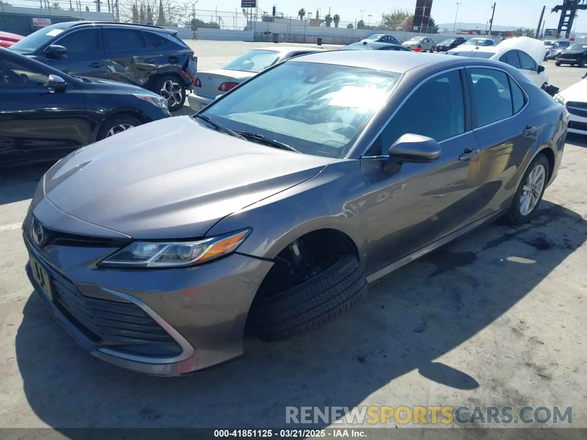 2 fotografías del automóvil dañado 4T1C11AK4NU696597 TOYOTA CAMRY 2022