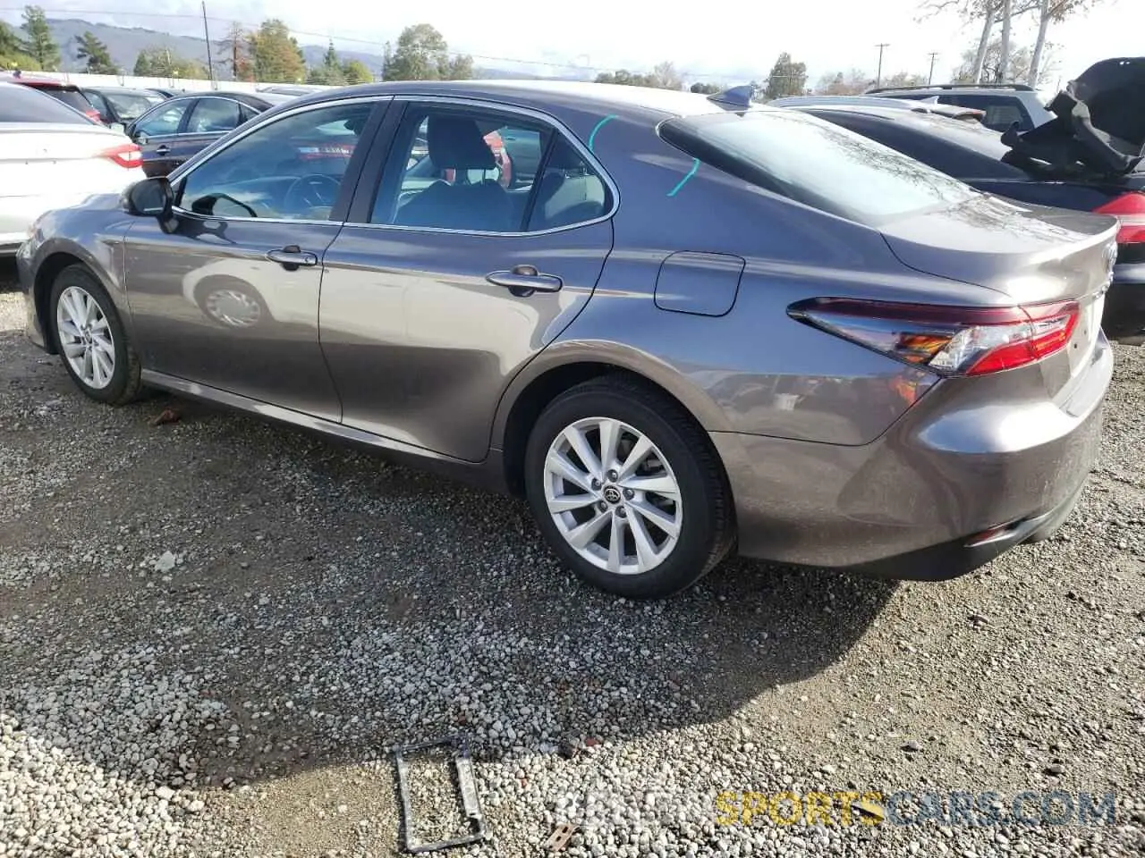 2 fotografías del automóvil dañado 4T1C11AK7NU684184 TOYOTA CAMRY 2022