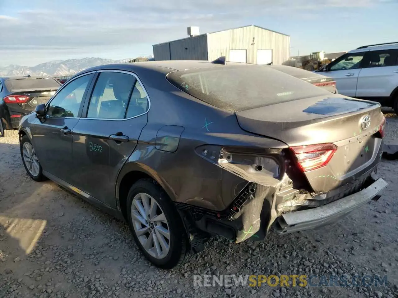 2 fotografías del automóvil dañado 4T1C11AK9NU717346 TOYOTA CAMRY 2022
