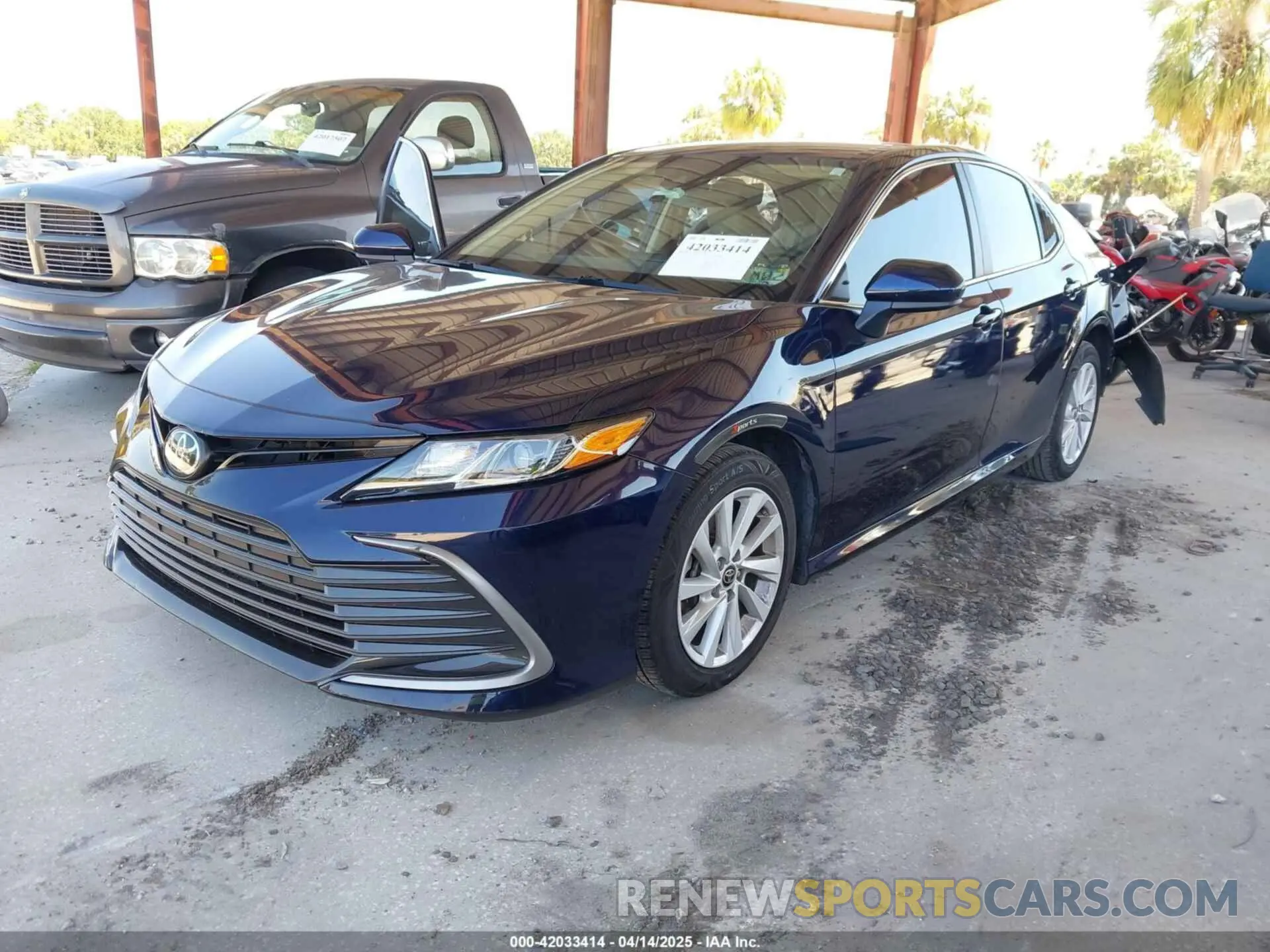 2 fotografías del automóvil dañado 4T1C11AKXNU663054 TOYOTA CAMRY 2022