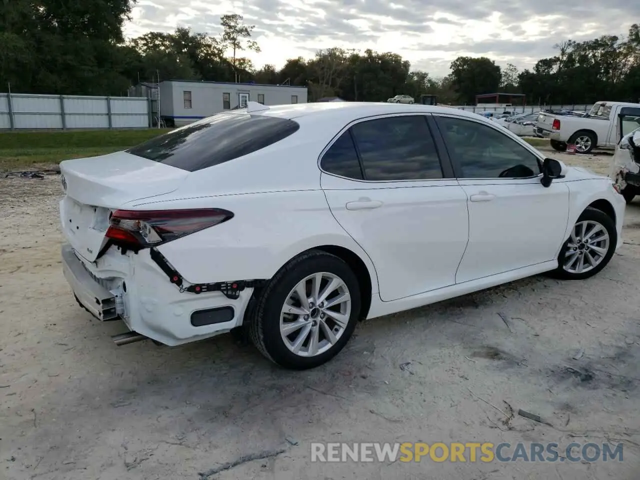 3 fotografías del automóvil dañado 4T1C11AKXNU684261 TOYOTA CAMRY 2022