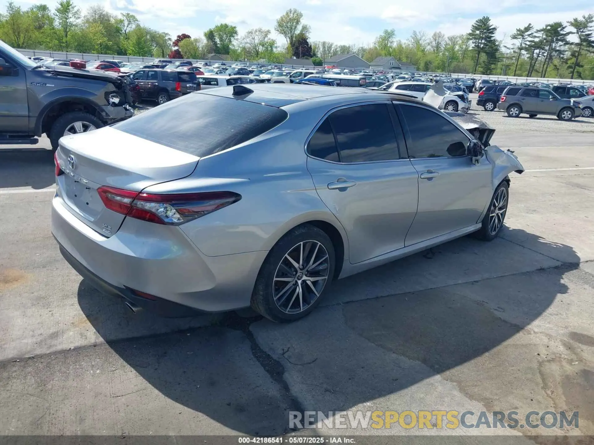 4 fotografías del automóvil dañado 4T1F11BK3NU054495 TOYOTA CAMRY 2022