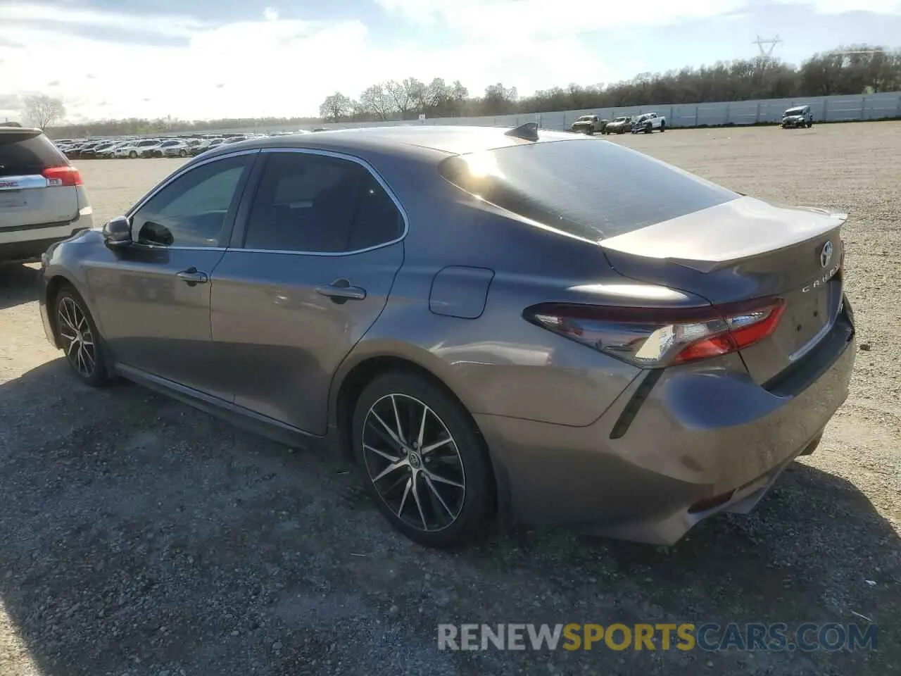 2 fotografías del automóvil dañado 4T1G11AK1NU047860 TOYOTA CAMRY 2022
