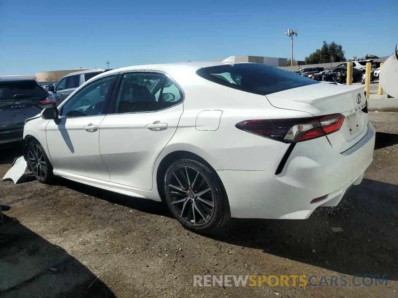 2 fotografías del automóvil dañado 4T1G11AK1NU655300 TOYOTA CAMRY 2022