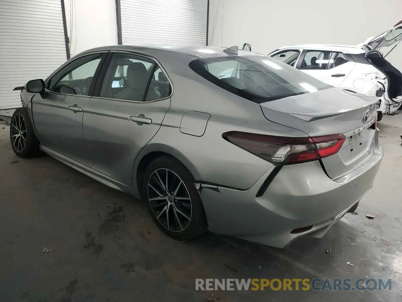2 fotografías del automóvil dañado 4T1G11AK1NU661601 TOYOTA CAMRY 2022