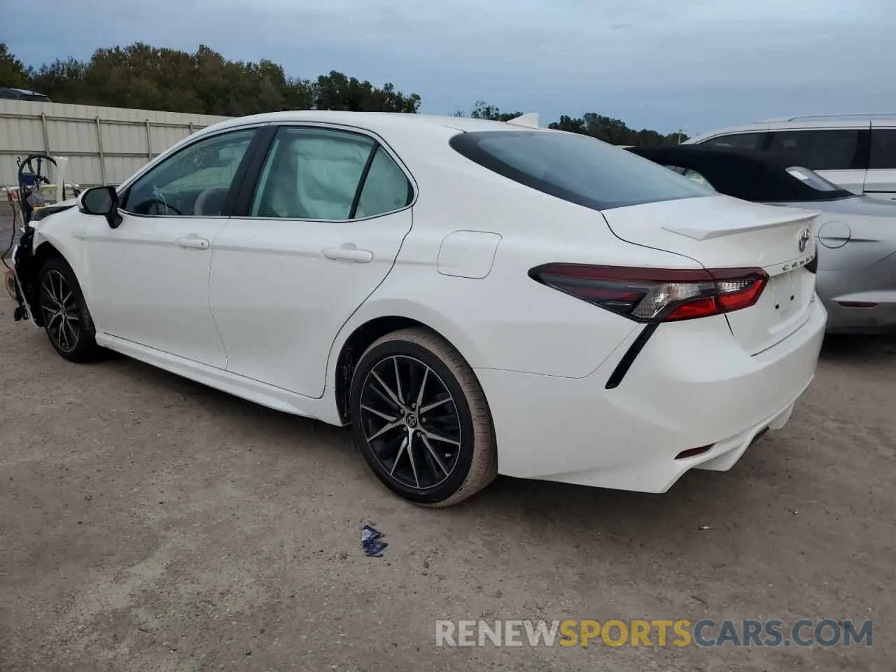 2 fotografías del automóvil dañado 4T1G11AK3NU065664 TOYOTA CAMRY 2022