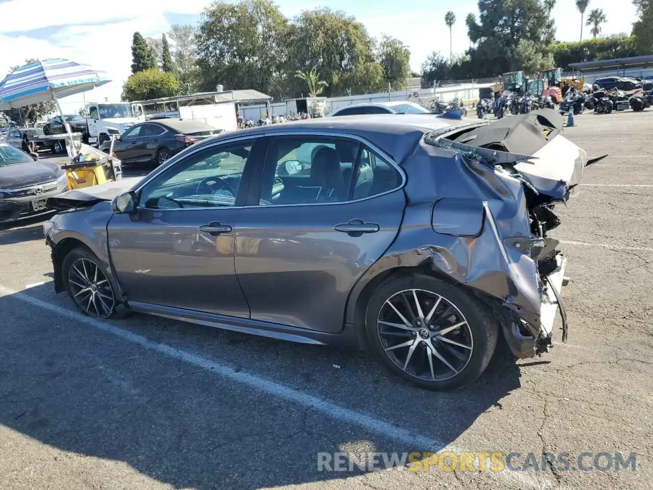 2 fotografías del automóvil dañado 4T1G11AK3NU617728 TOYOTA CAMRY 2022