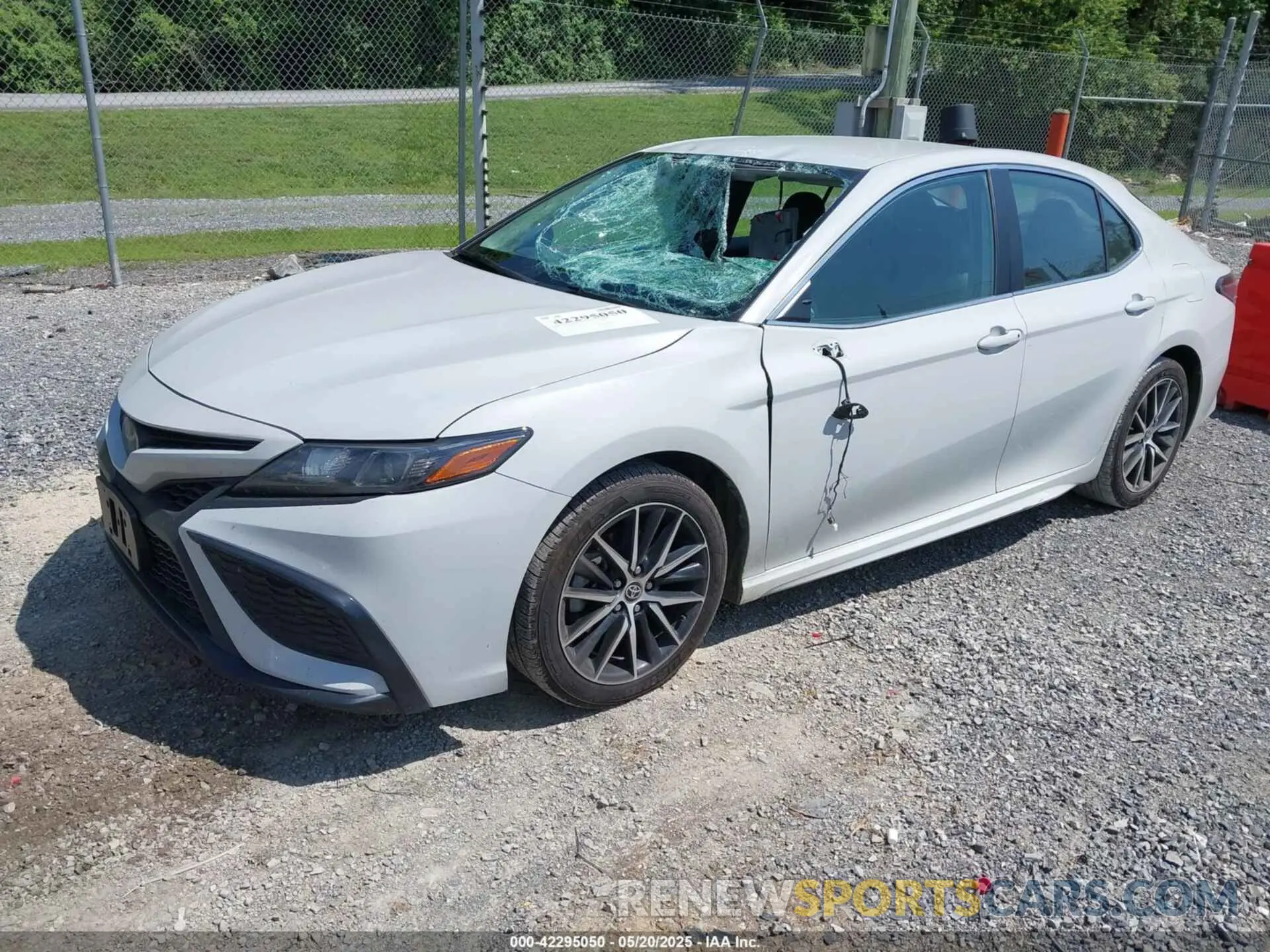 2 fotografías del automóvil dañado 4T1G11AK4NU063700 TOYOTA CAMRY 2022