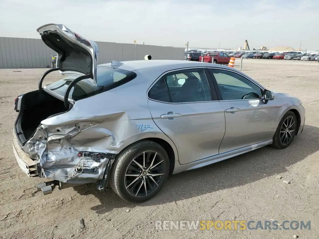 3 fotografías del automóvil dañado 4T1G11AK4NU667120 TOYOTA CAMRY 2022